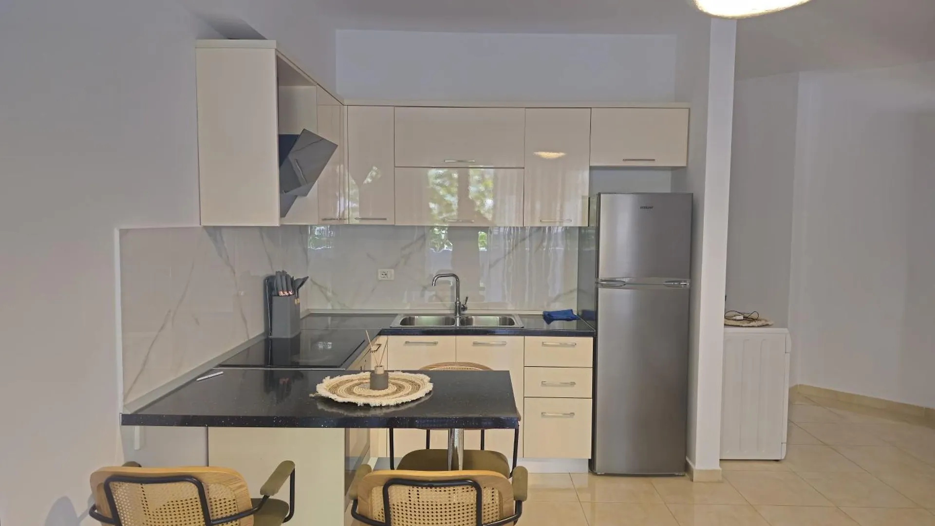 Flori Apartment City Center Vlore 0*,